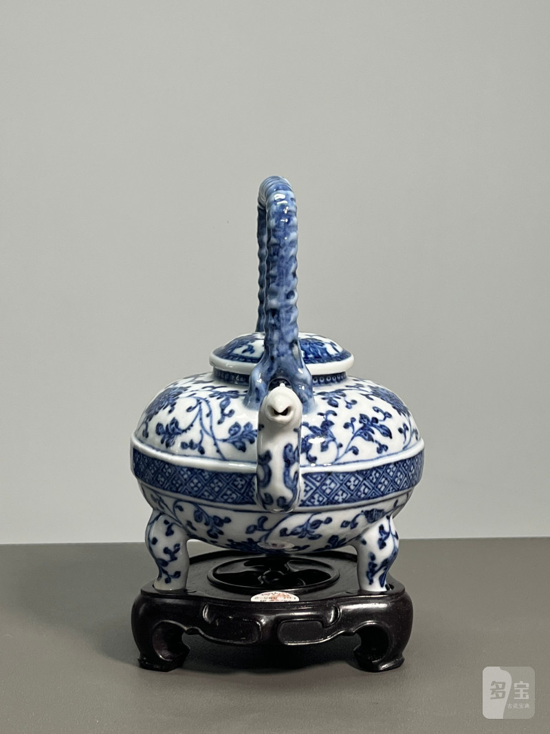 清乾隆  青花缠枝莲纹小盉壶（带木座） - 图4
